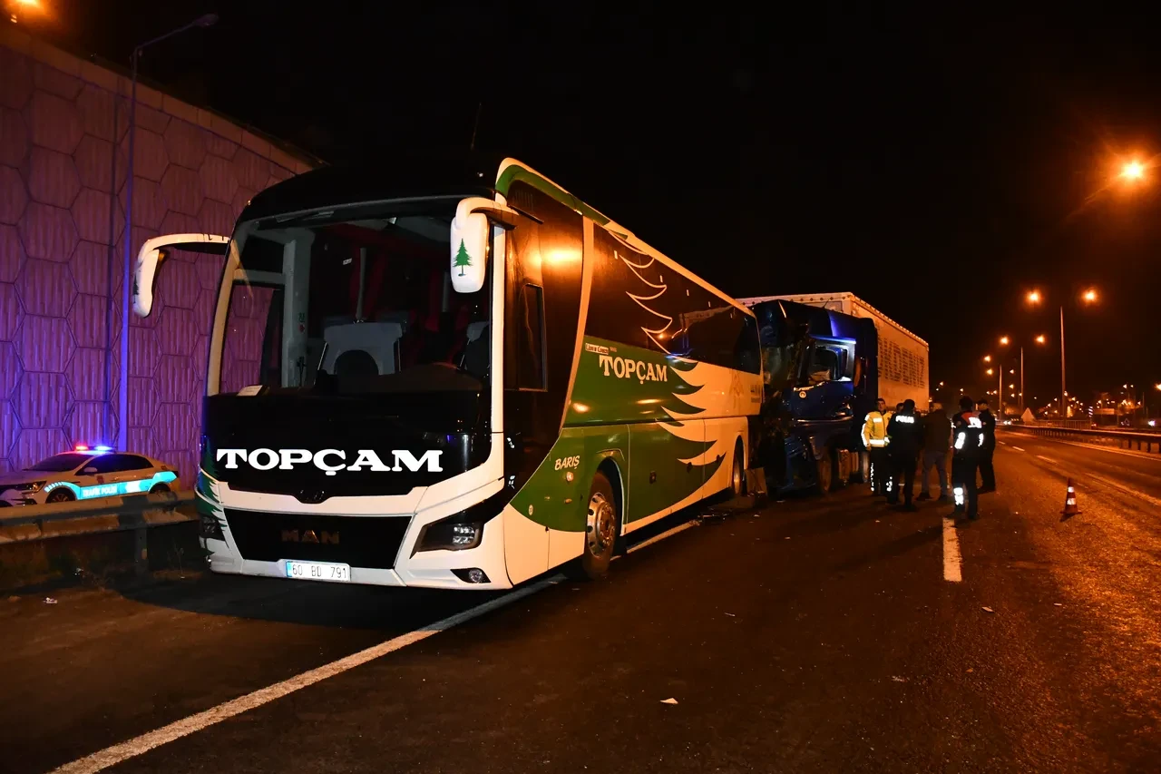 Bilecik'te feci kaza! Tır, otobüse arkadan çarptı: 13 yaralı