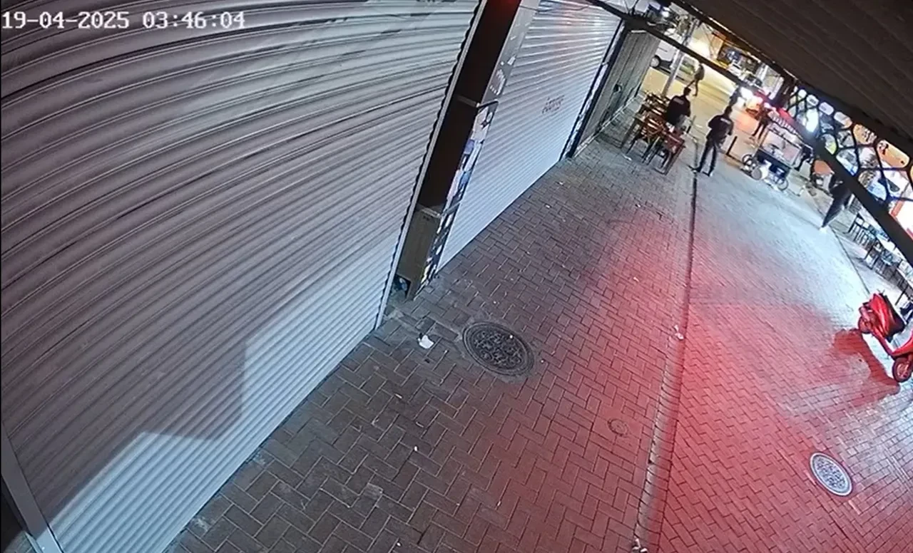 Manisa'da dehşet anları kamerada! Eşini öldürdü, 8 yaşındaki kızını defalarca bıçakladı