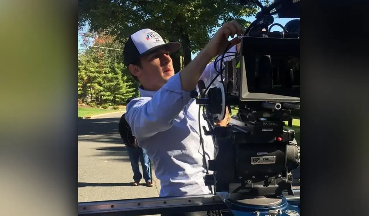 Sörfçü ölümcül iskeleye sıkışıp kaldı, kimse fark edemedi