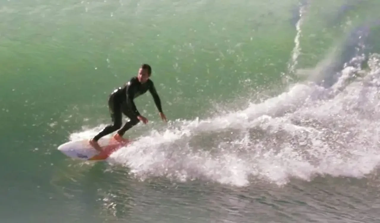 Sörfçü ölümcül iskeleye sıkışıp kaldı, kimse fark edemedi