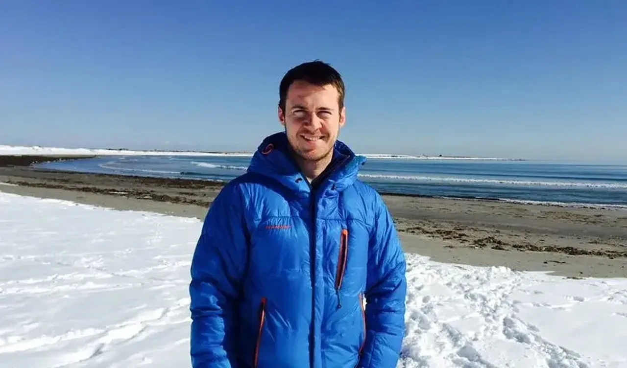 Sörfçü ölümcül iskeleye sıkışıp kaldı, kimse fark edemedi