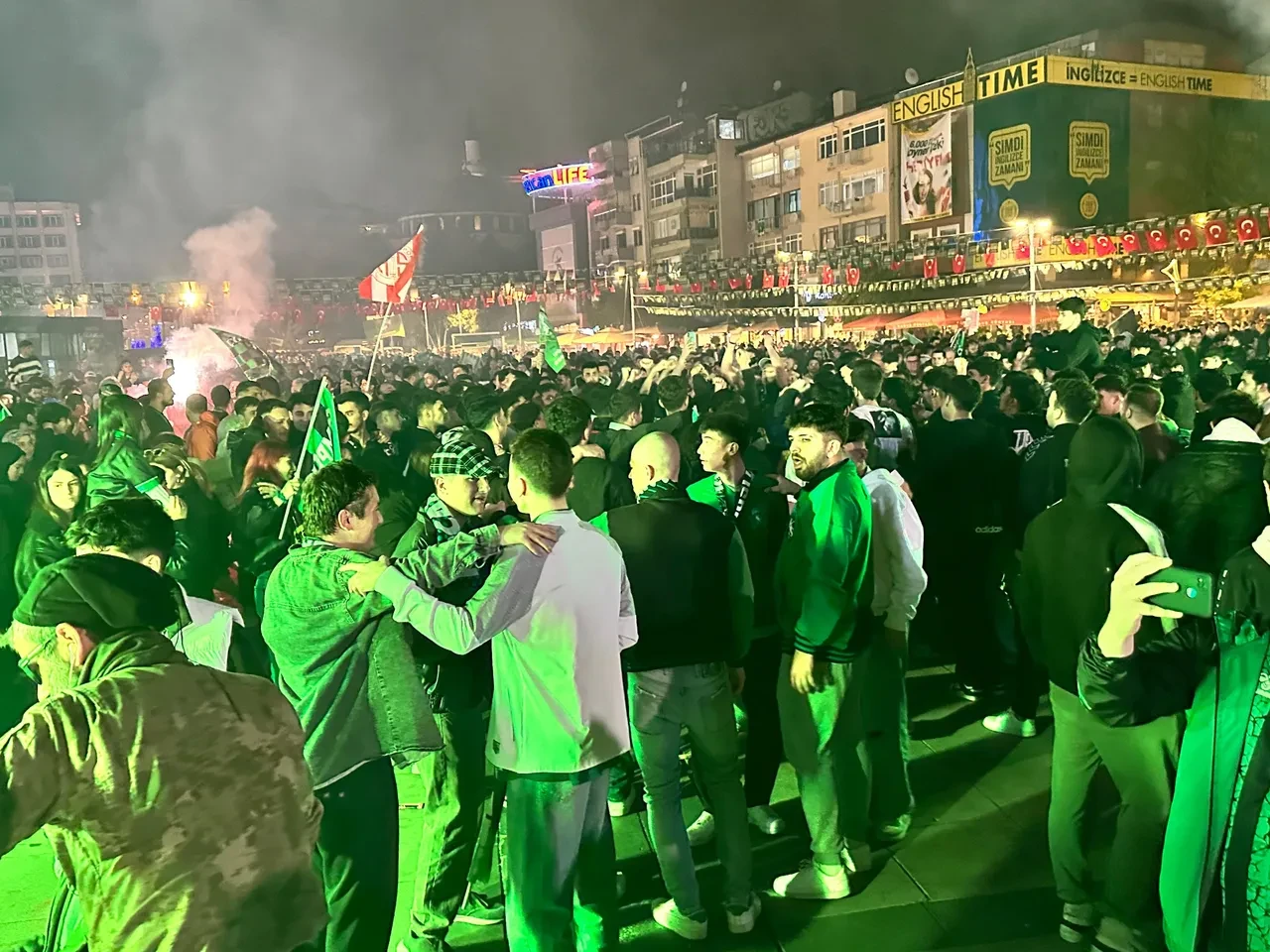 Süper Lig'e yükselen ilk takım Kocaelispor oldu! Taraftarlar sokaklara döküldü