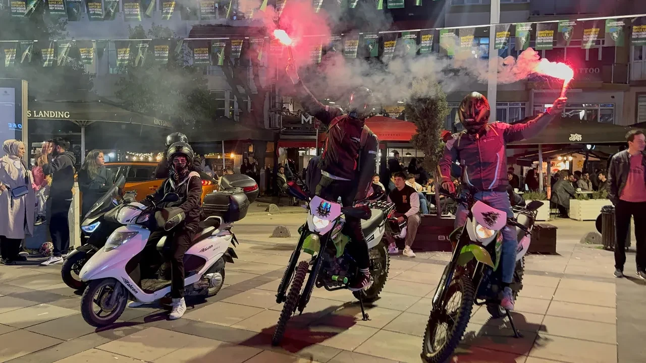 Süper Lig'e yükselen ilk takım Kocaelispor oldu! Taraftarlar sokaklara döküldü