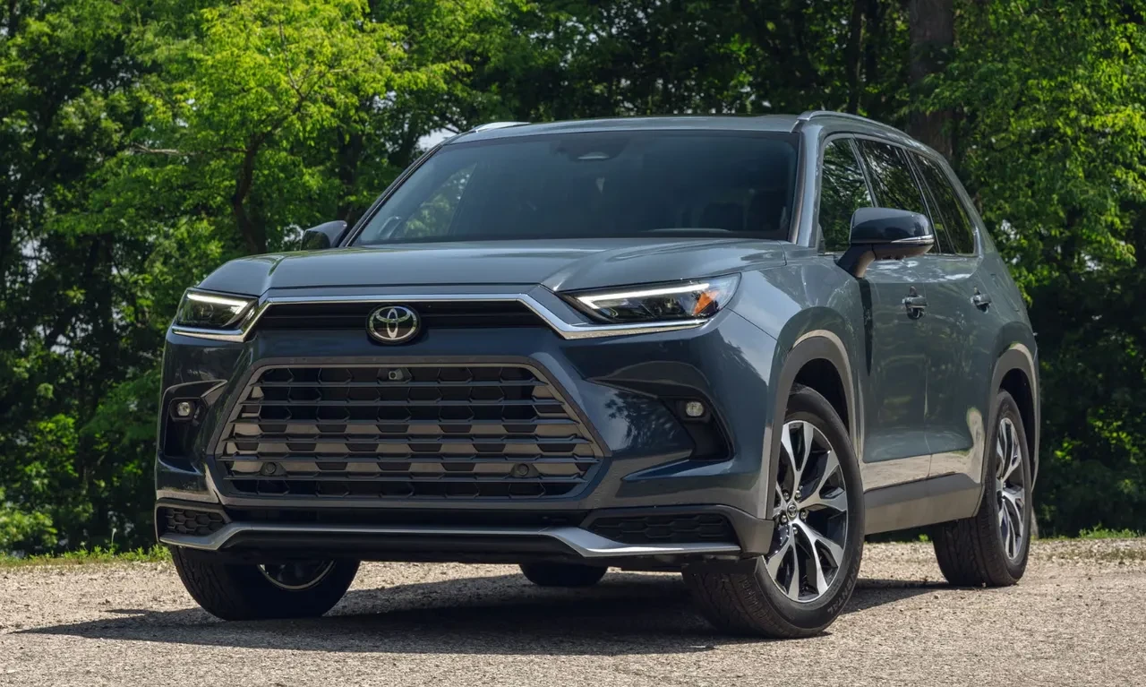 Toyota hibrit SUV modeli ile menzil rekoru kırdı! Tek depo ile inanılmaz mesafe