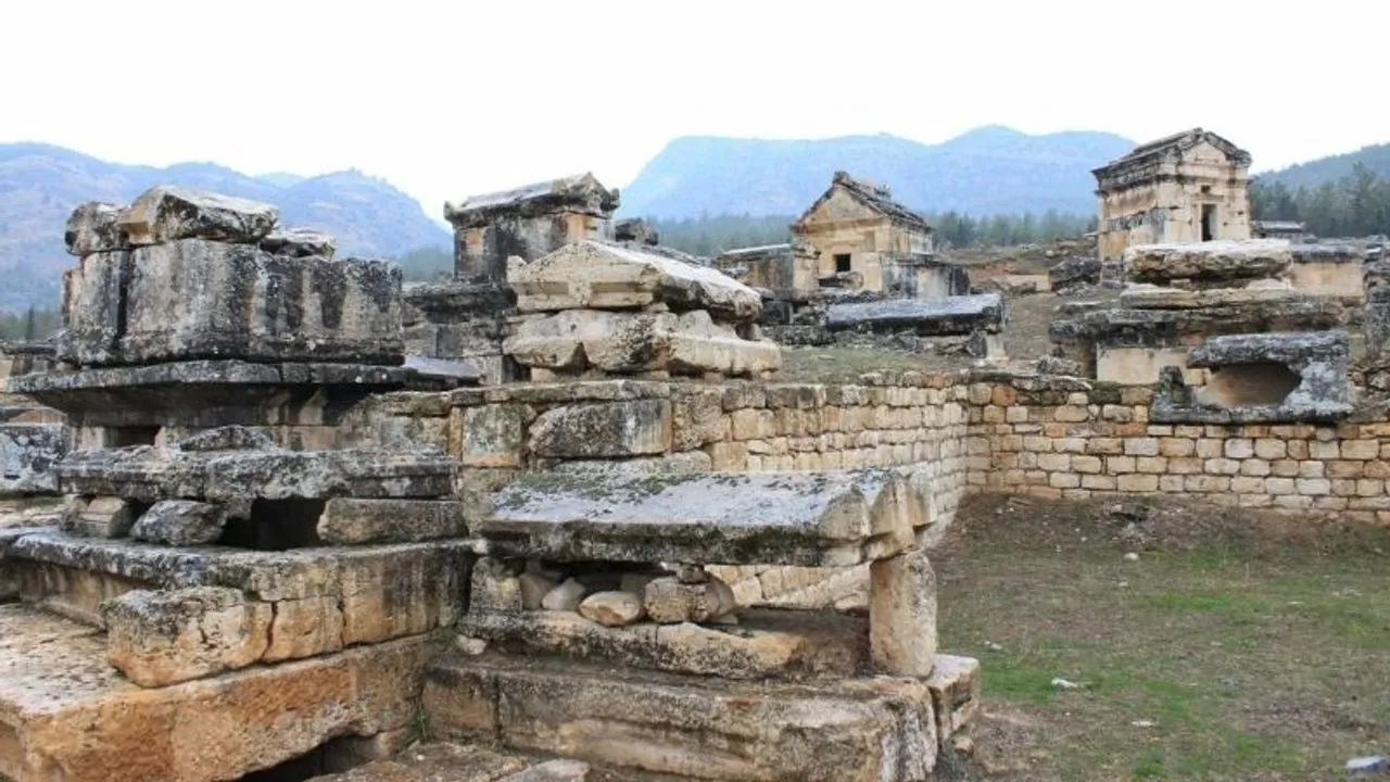 Hierapolis Antik Kenti Nedir, Nerede ve Hangi Ülkede? Hierapolis Antik Kenti Önemi Nedir?