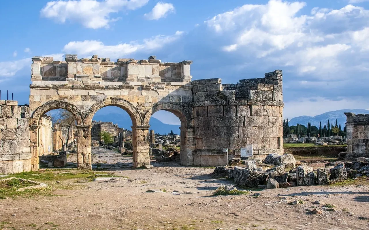 Hierapolis Antik Kenti Nedir, Nerede ve Hangi Ülkede? Hierapolis Antik Kenti Önemi Nedir?