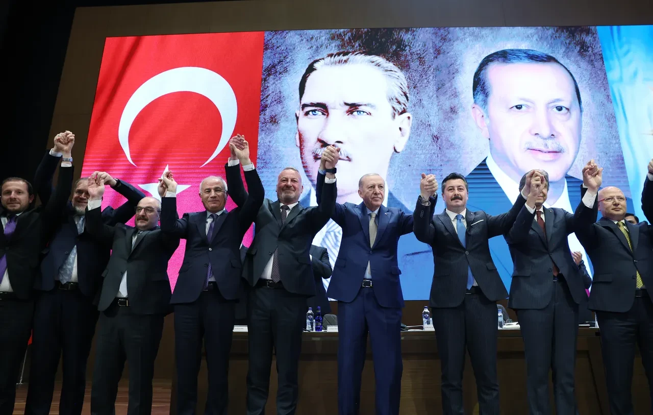 İki belediye başkanı AK Parti'ye katıldı: Cumhurbaşkanı Erdoğan rozetlerini taktı