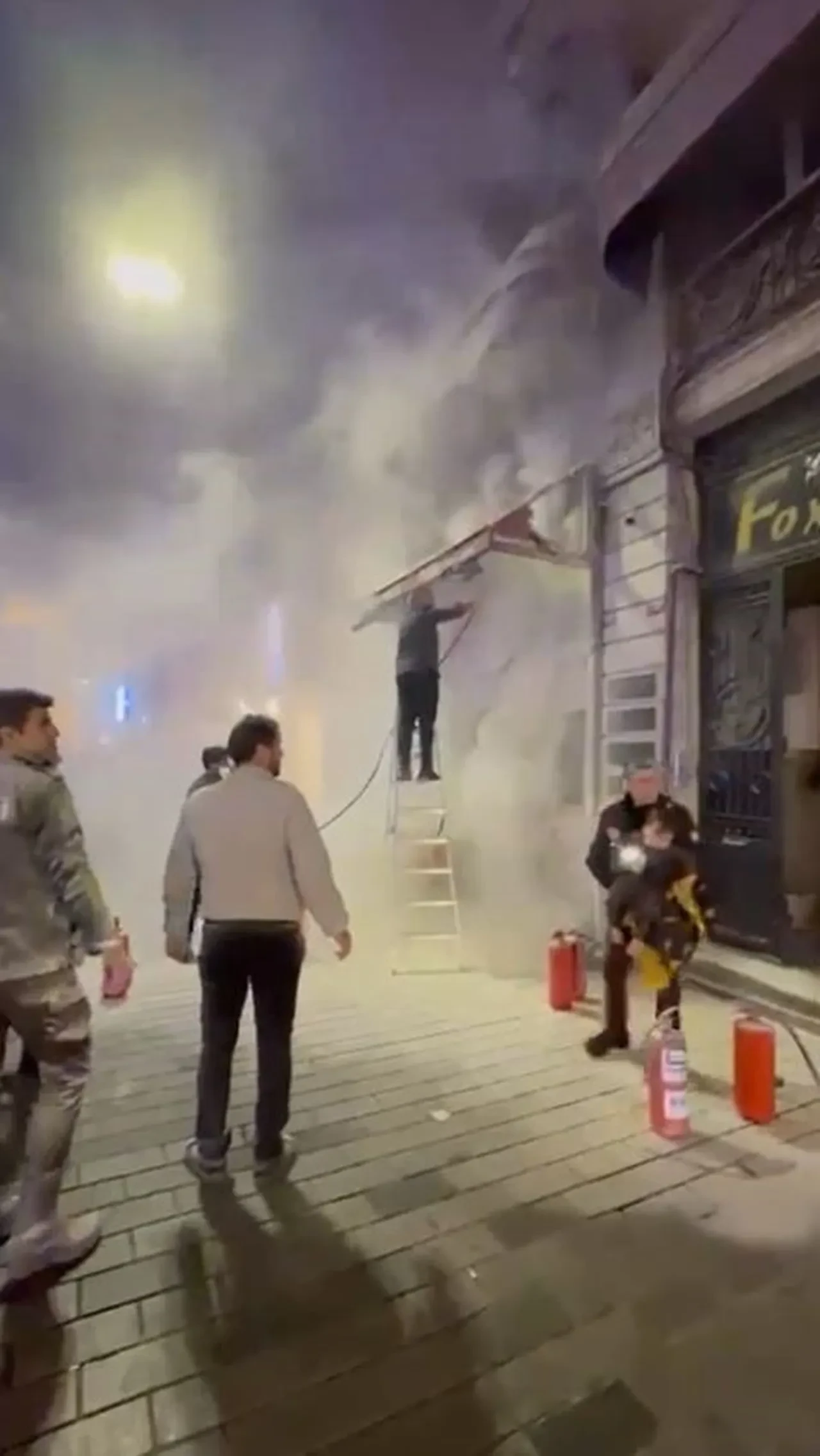 İstiklal Caddesi’nde yangın! Çocuk mahsur kaldı: Polis saniyelerle kurtardı
