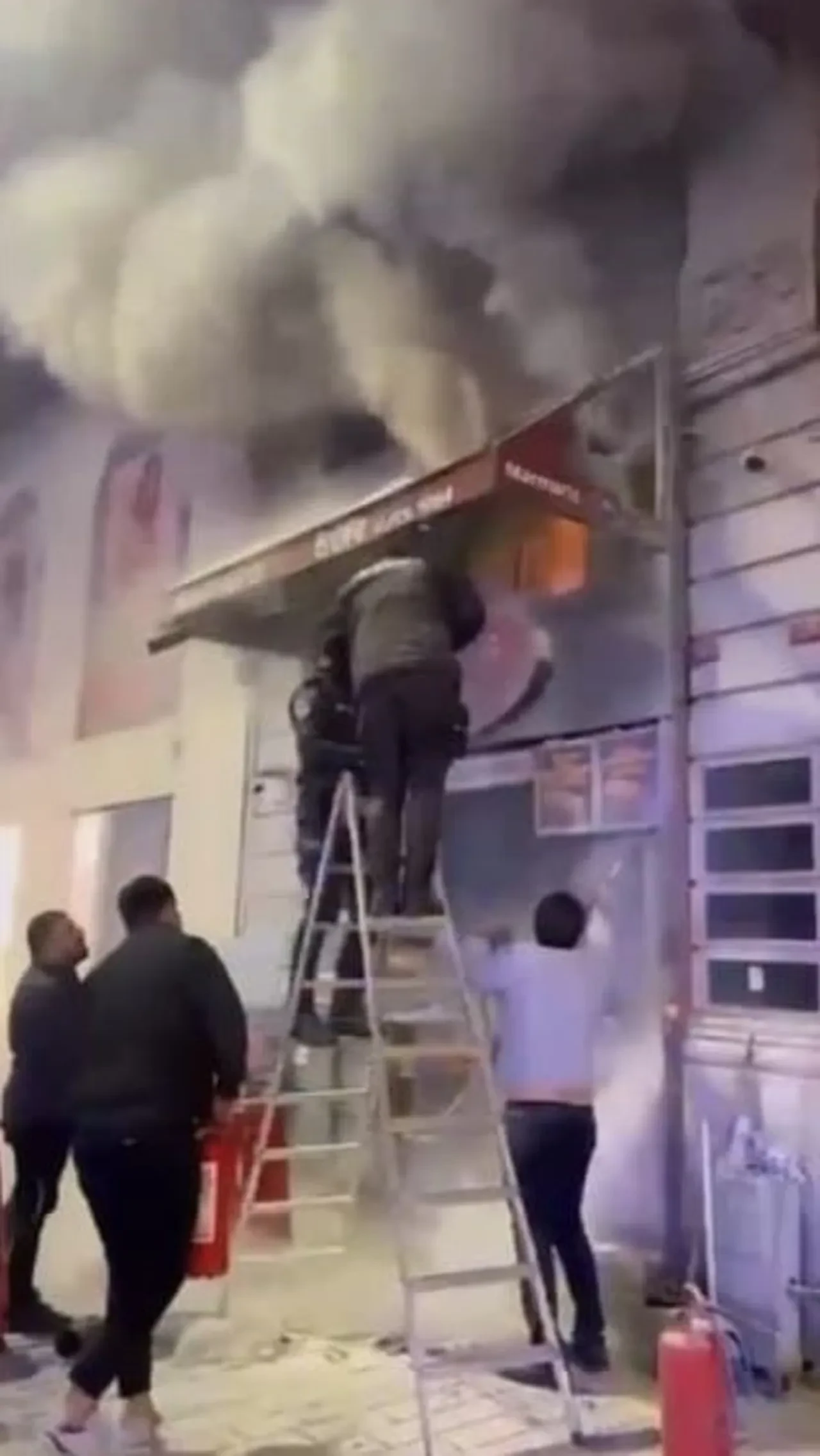 İstiklal Caddesi’nde yangın! Çocuk mahsur kaldı: Polis saniyelerle kurtardı