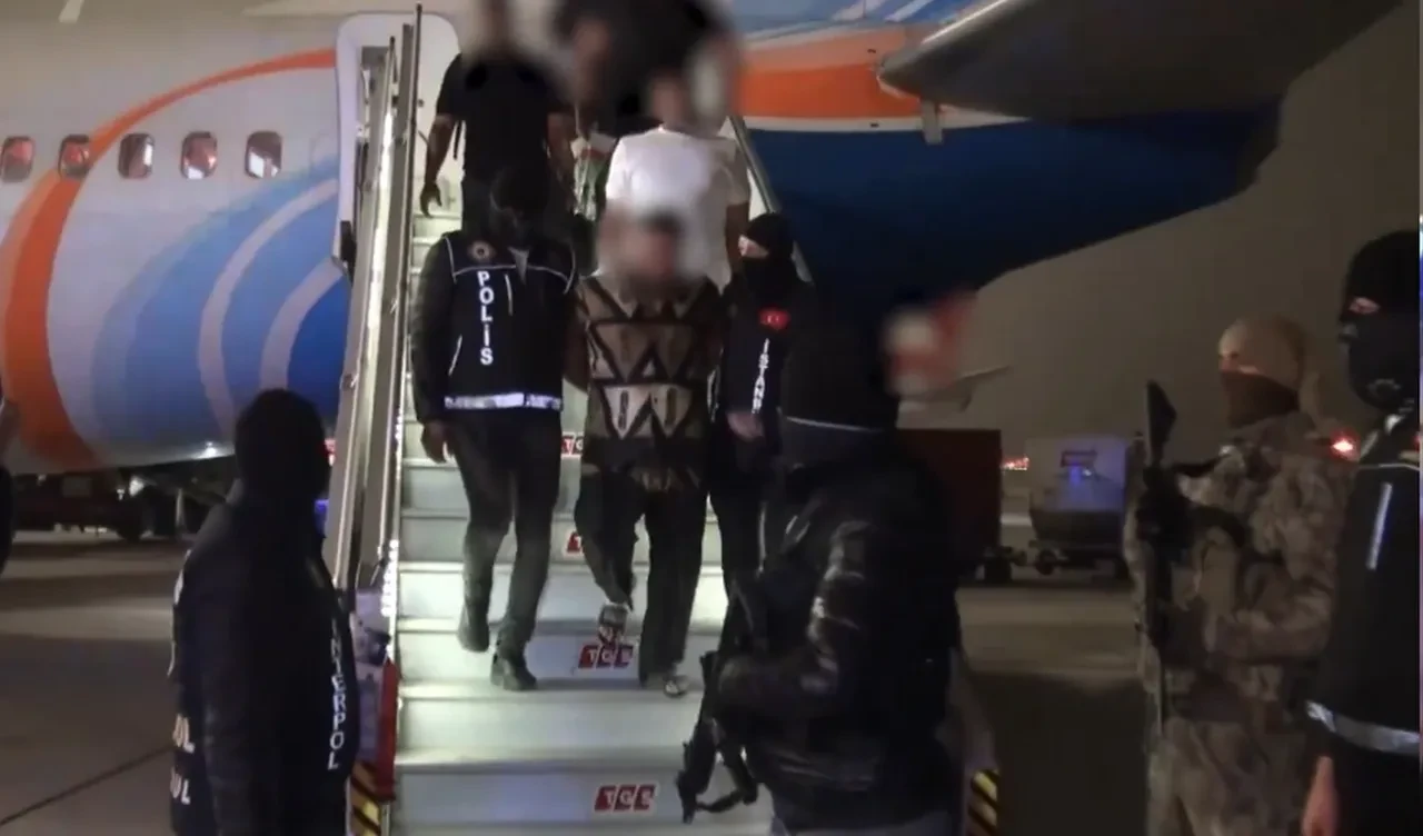 Kırmızı Bültenle aranan 3 kişi yakalandı! Türkiye'ye böyle getirildiler