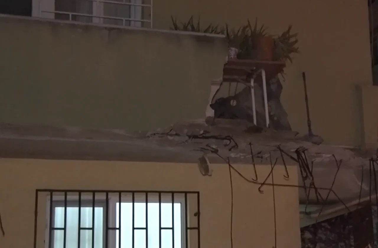 Pendik'te büyük panik: 5 katlı binada balkon çöktü
