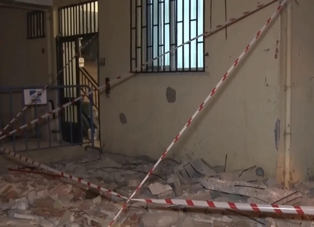 Pendik'te büyük panik: 5 katlı binada balkon çöktü