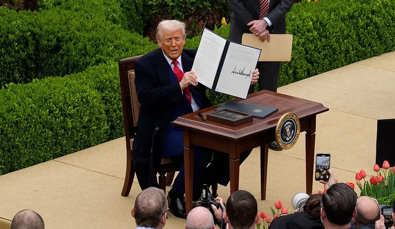 Trump'tan iş dünyasına 'tarife' fırçası! Kendisini eleştiren iş adamlarını topa tuttu