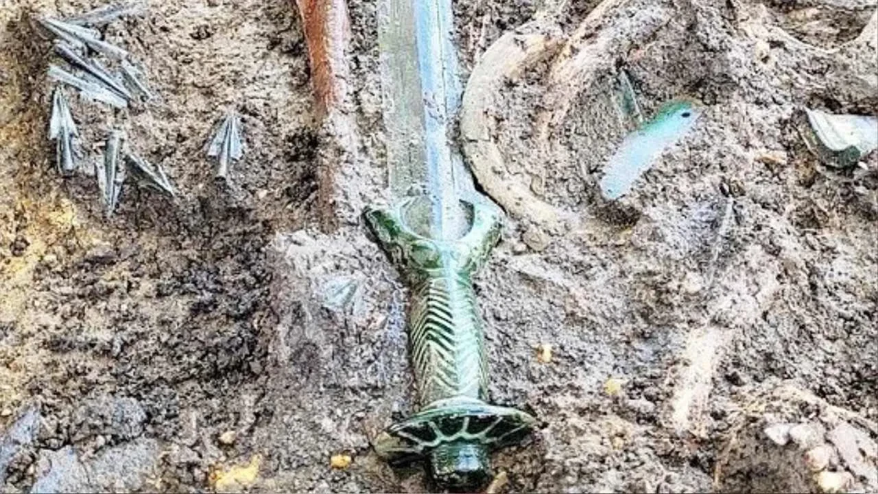 3000 yıllık kılıç ortaya çıktı! İlk günkü gibi parlak olması dikkat çekti