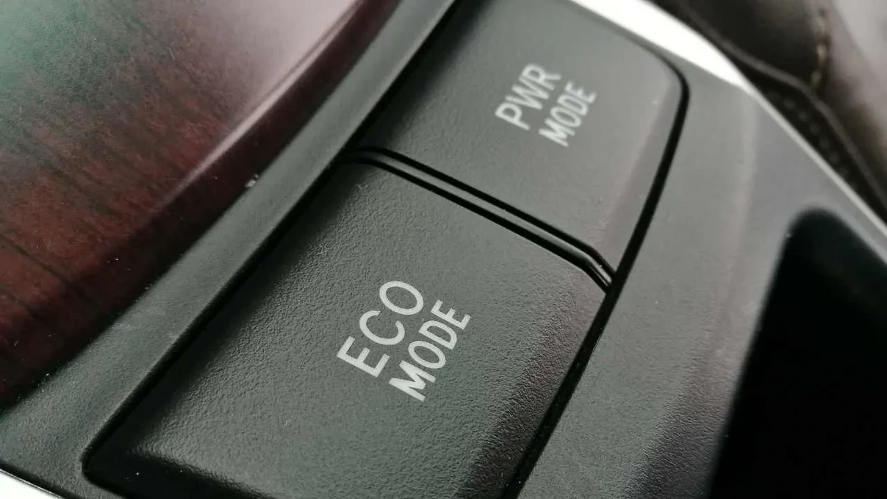 Aracınızdaki bu tuş sayesinde benzinliğin yolunu unutacaksınız! Otomobil uzmanlarından yakıt tasarrufu taktiği