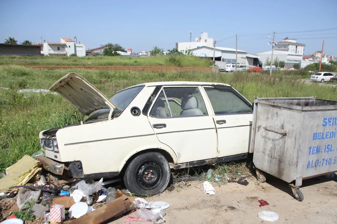 Çöpe atılan otomobili görenler şaştı kaldı! Poşet gibi bırakıp gittiler