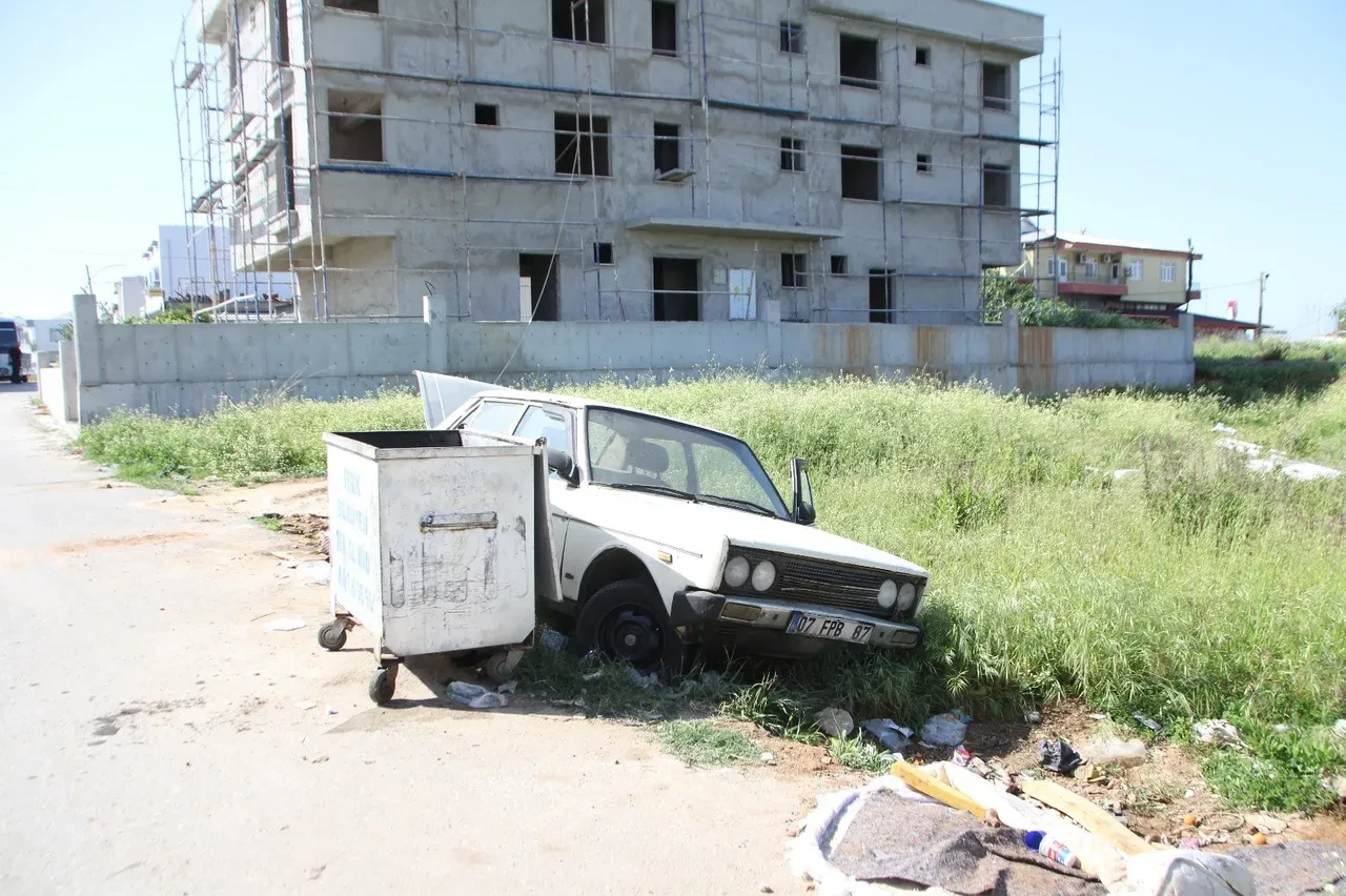Çöpe atılan otomobili görenler şaştı kaldı! Poşet gibi bırakıp gittiler