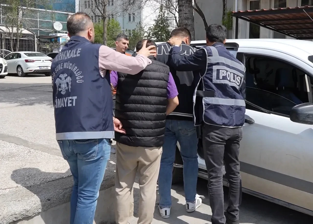 Eşine mesaj atan akrabasını sokak ortasında vurdu 