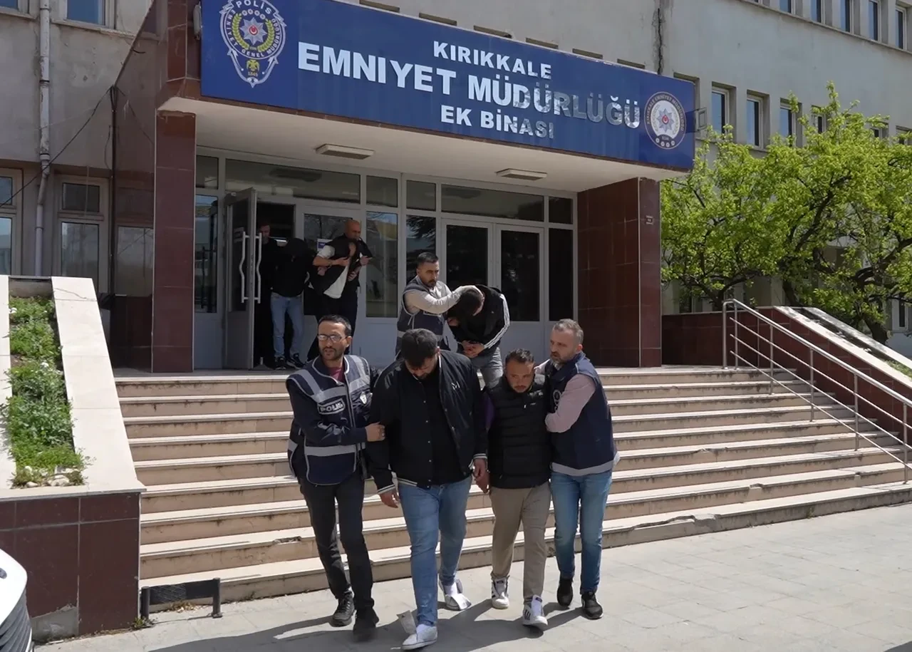 Eşine mesaj atan akrabasını sokak ortasında vurdu 