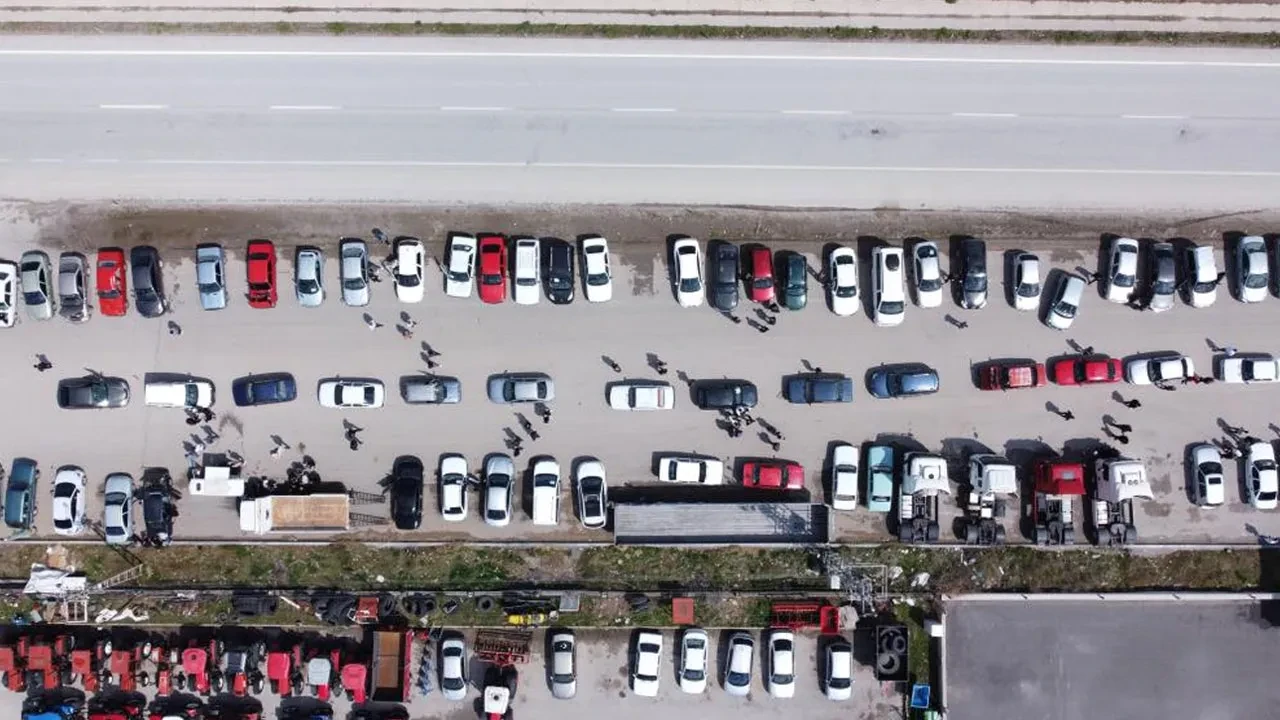 İkinci el otomobil pazarında yaprak kıpırdamıyor: Bakan çok, alan yok