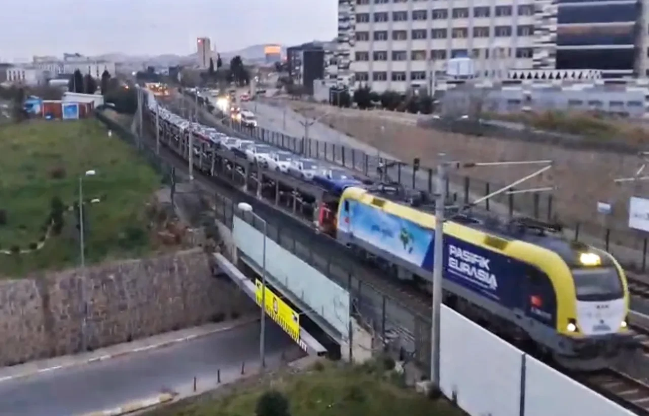 Marmaray hattı gece araç taşıyor! İşte o görüntüler