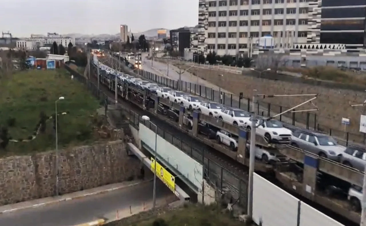 Marmaray hattı gece araç taşıyor! İşte o görüntüler