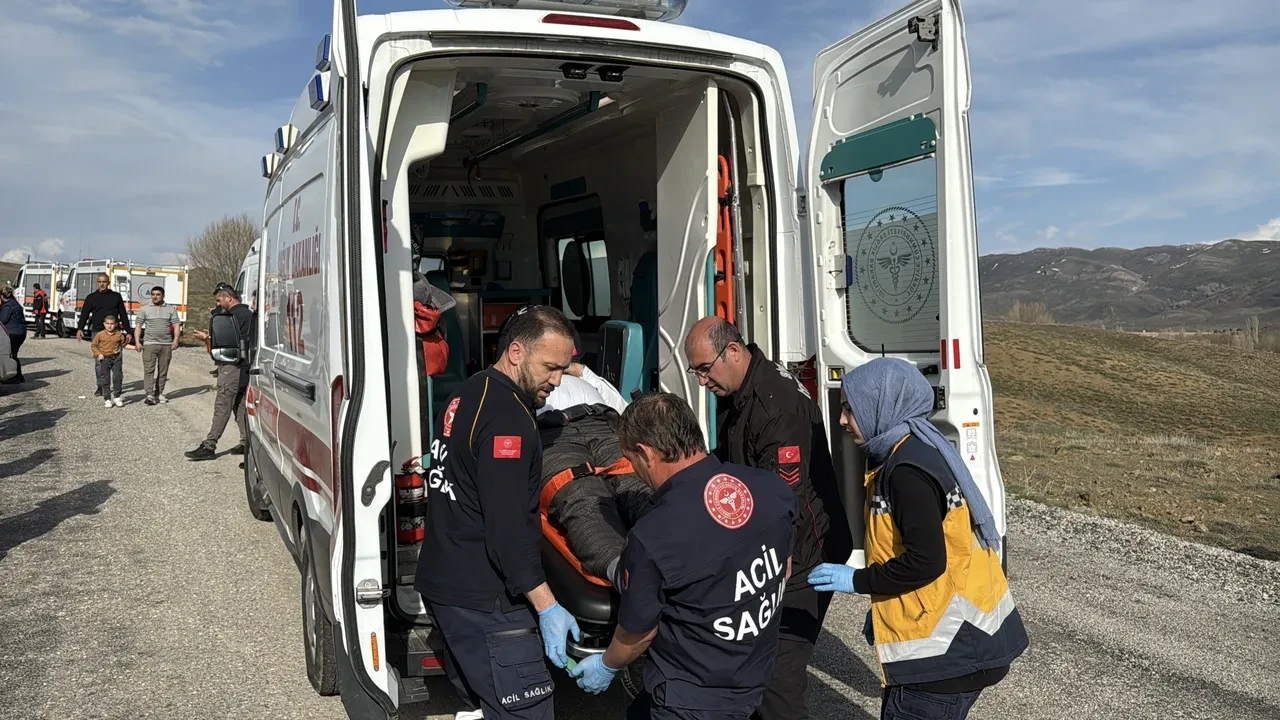 Öğretmenleri taşıyan minibüs kaza yaptı: 1 ölü, 14 yaralı