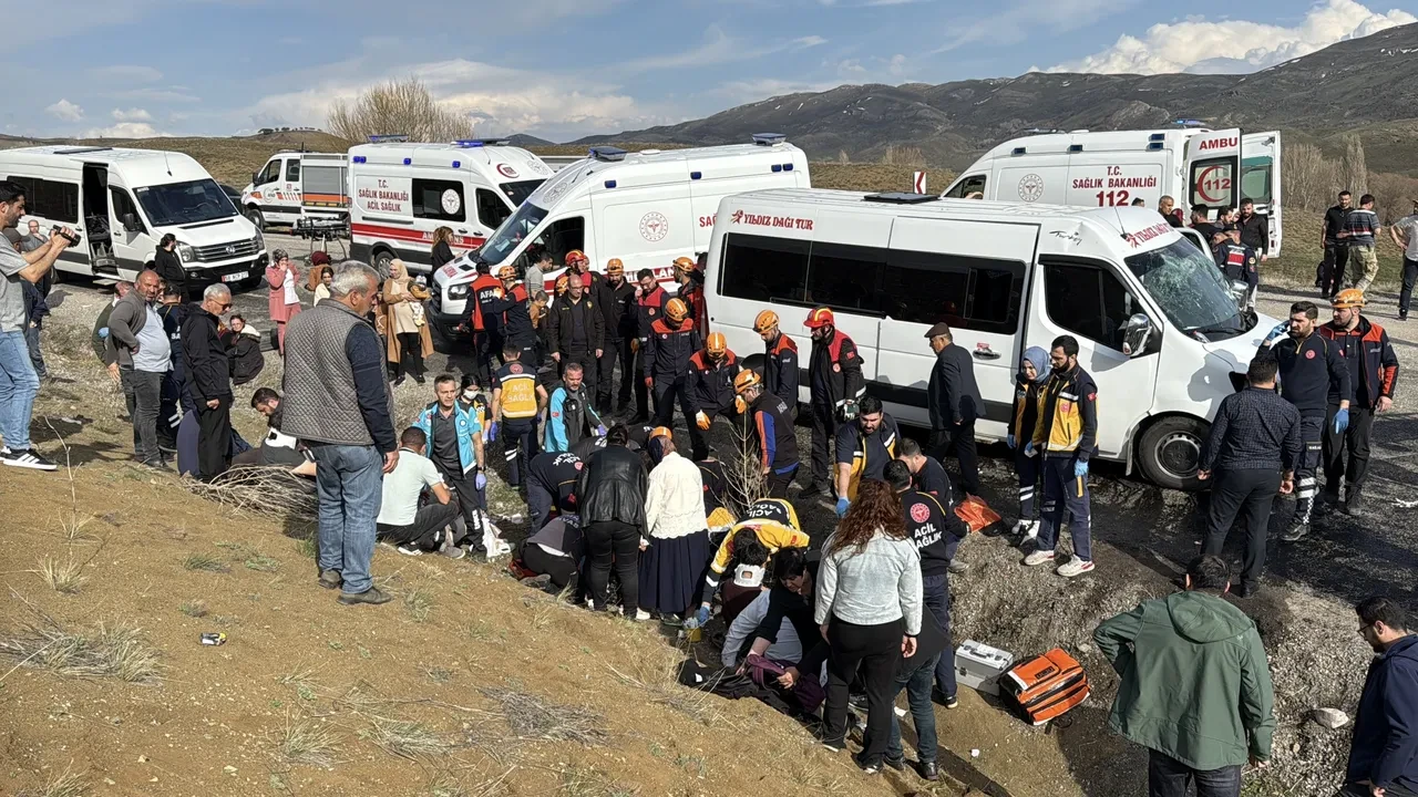 Öğretmenleri taşıyan minibüs kaza yaptı: 1 ölü, 14 yaralı