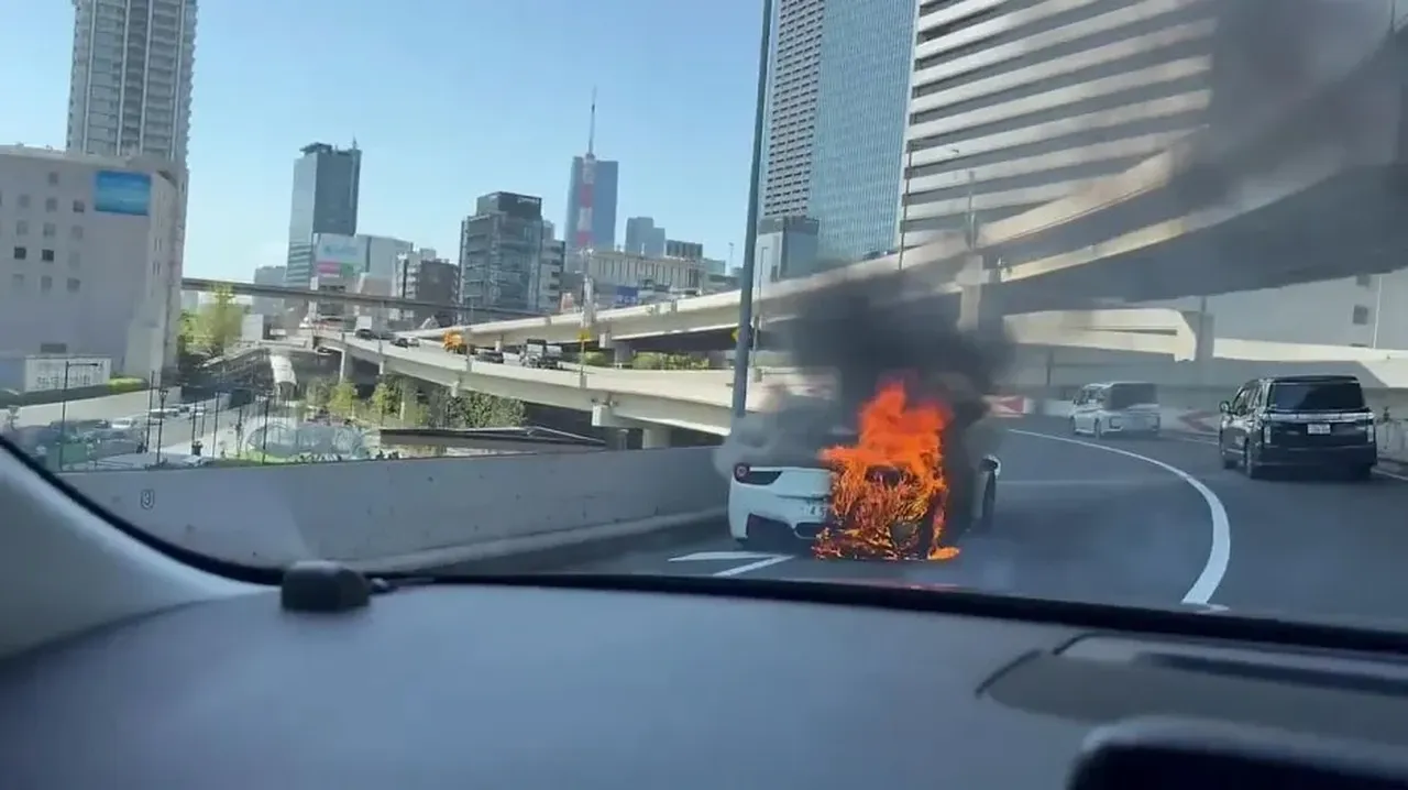 On yıl para biriktirip hayalindeki arabayı aldı! Galeriden çıktı alev topuna dönüştü