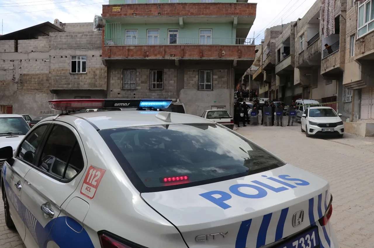 Ortalık savaş alanına döndü! Komşuların taşlı sopalı kavgasında yaralılar var