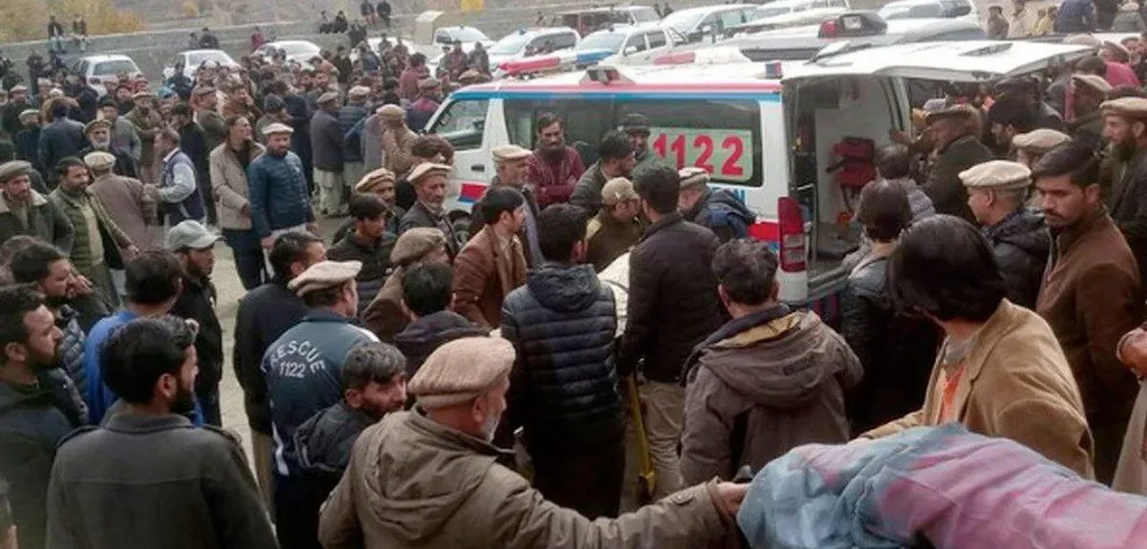 Pakistan'da minibüs uçuruma yuvarlandı: Ölü ve yaralılar var
