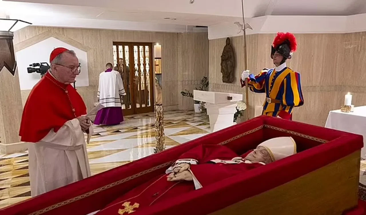 Papa Francis'in naaşı Aziz Petrus Bazilikası'na getirildi, binlerce kişi son kez görmek için geldi