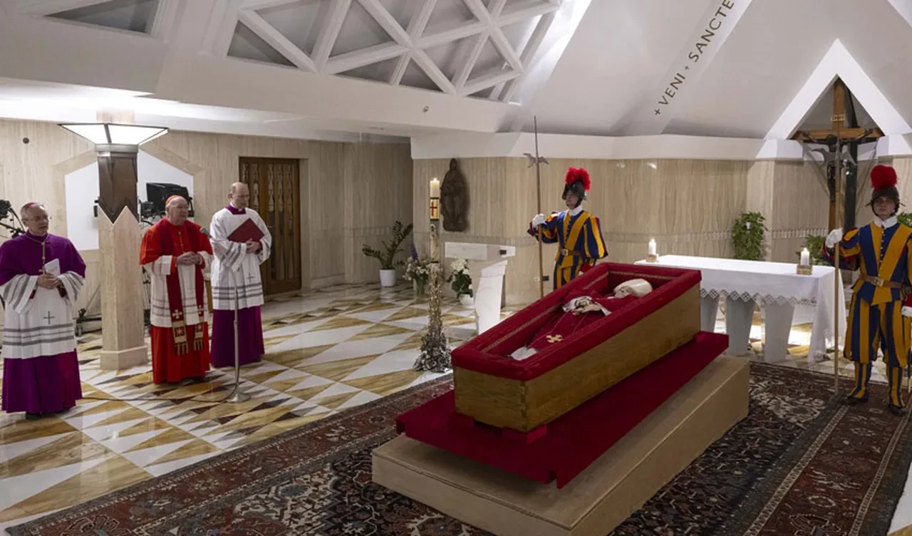 Papa Francis'in naaşı Aziz Petrus Bazilikası'na getirildi, binlerce kişi son kez görmek için geldi