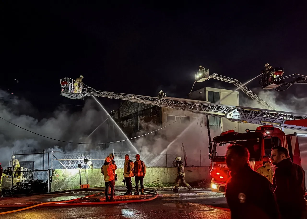 Pendik'te korkutan yangın! Fabrika küle döndü