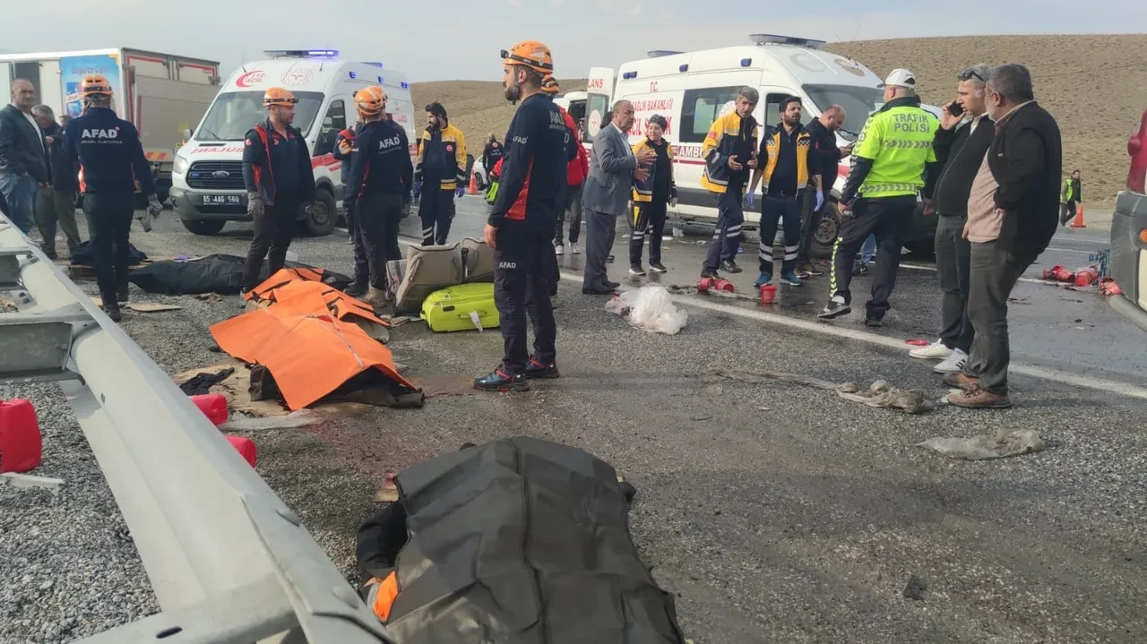 Son dakika | Van’da feci kaza! Minibüs ile kamyonet çarpıştı: 7 ölü, 12 yaralı
