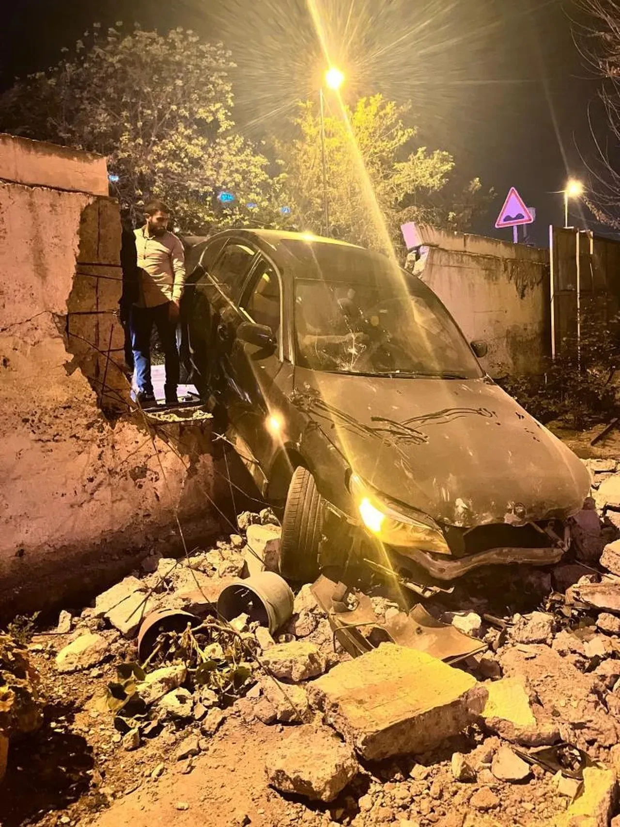 Üsküdar’da otomobil evin bahçesine uçtu, sürücü kaçtı