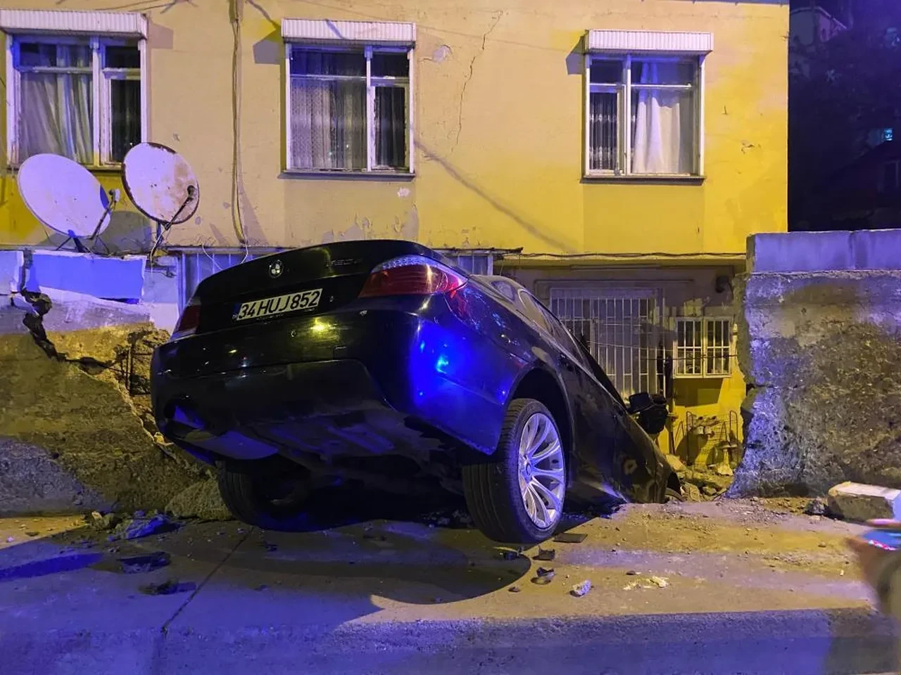 Üsküdar’da otomobil evin bahçesine uçtu, sürücü kaçtı