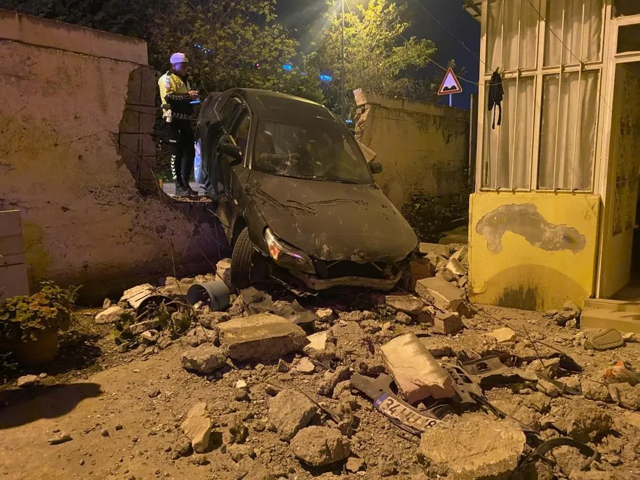 Üsküdar’da otomobil evin bahçesine uçtu, sürücü kaçtı