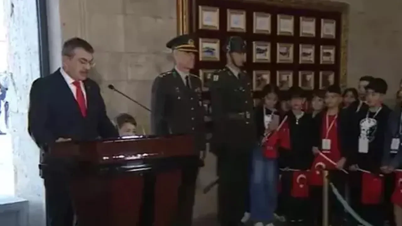 23 Nisan kutlamaları başladı! Bakan Tekin çocuklarla Anıtkabir'i ziyaret etti