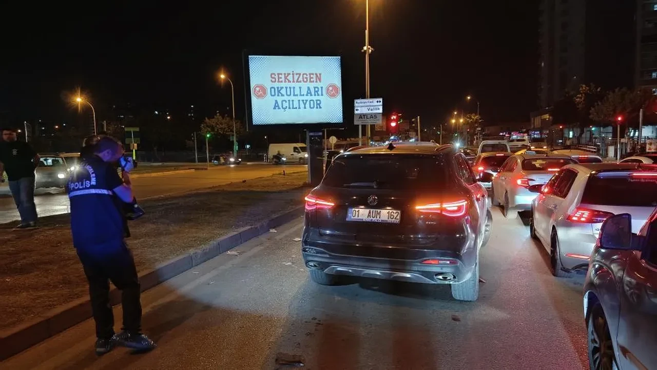 Adana’da kırmızı ışıkta kanlı pusu: Peş peşe ateşleyip kaçtılar!