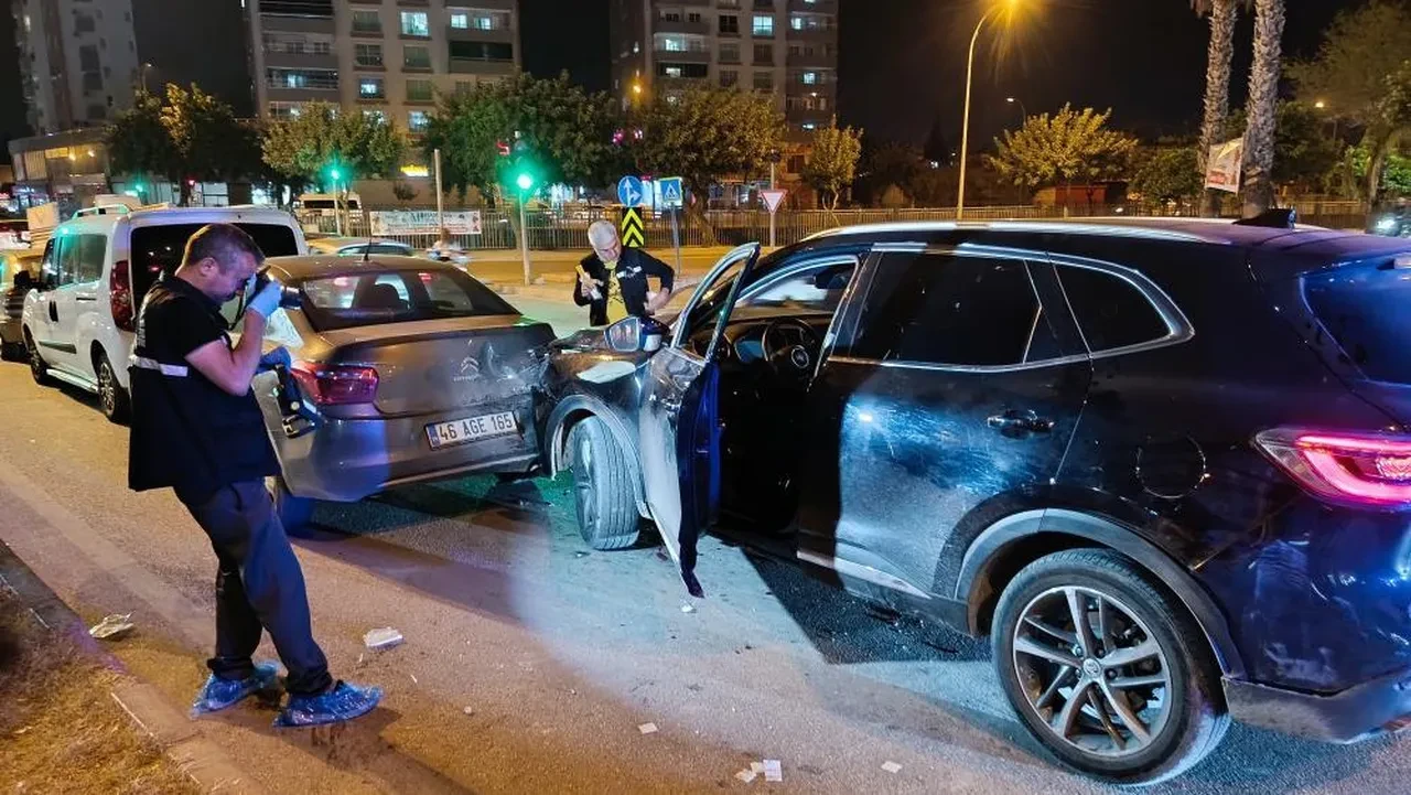 Adana’da kırmızı ışıkta kanlı pusu: Peş peşe ateşleyip kaçtılar!