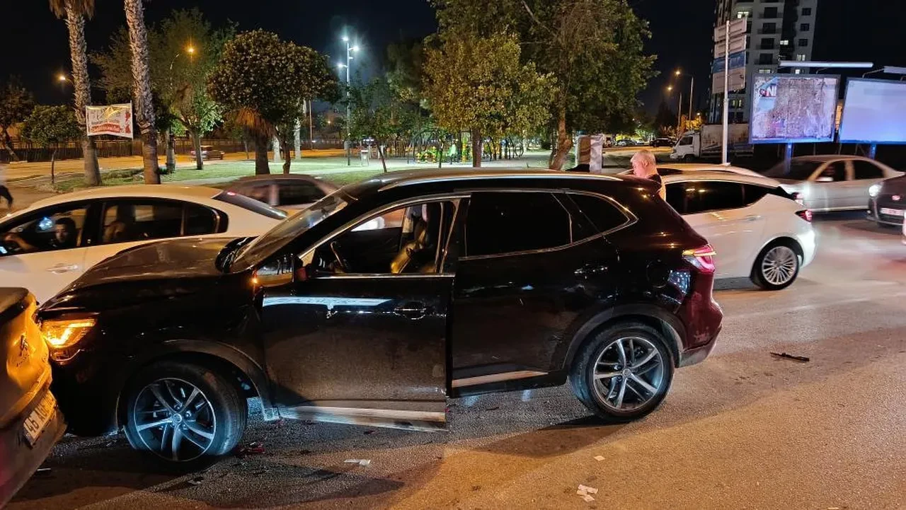 Adana’da kırmızı ışıkta kanlı pusu: Peş peşe ateşleyip kaçtılar!