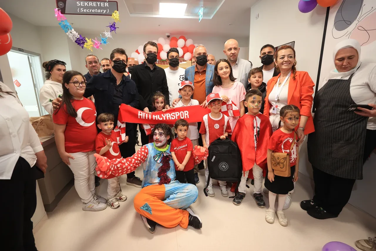 Emre Belözoğlu ile futbolcular 23 Nisan için hastanede çocukları ziyaret etti!