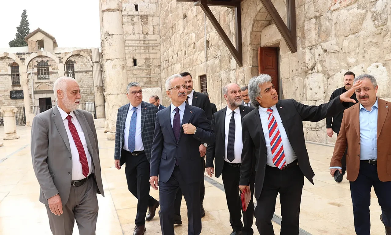 Bakan Uraloğlu, Şam'da Emevi Camisi'ni ziyaret etti