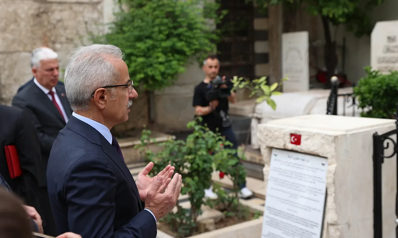 Bakan Uraloğlu, Şam'da Emevi Camisi'ni ziyaret etti
