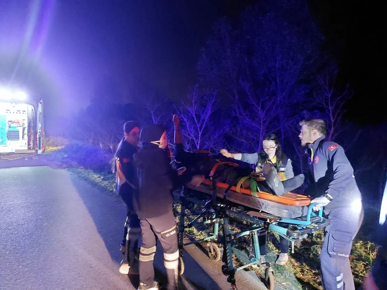 Böyle tiryakilik ne görüldü ne duyuldu! Araçla şarampole uçtu, yaralı halde sedyede sigara yaktı