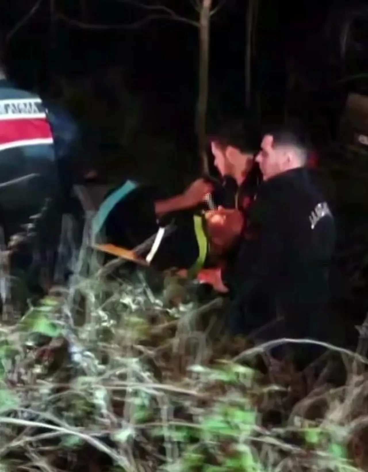 Böyle tiryakilik ne görüldü ne duyuldu! Araçla şarampole uçtu, yaralı halde sedyede sigara yaktı