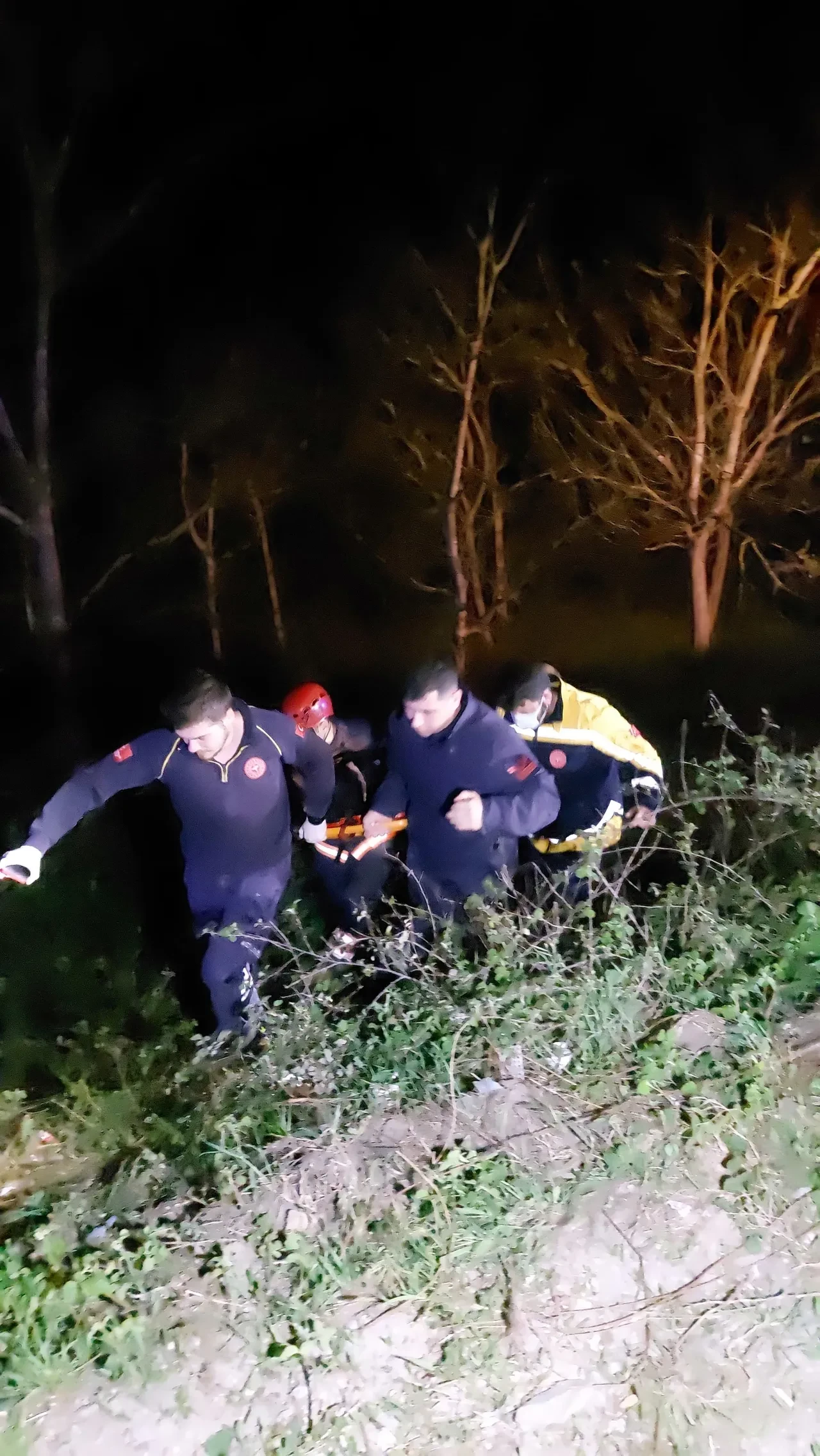 Böyle tiryakilik ne görüldü ne duyuldu! Araçla şarampole uçtu, yaralı halde sedyede sigara yaktı