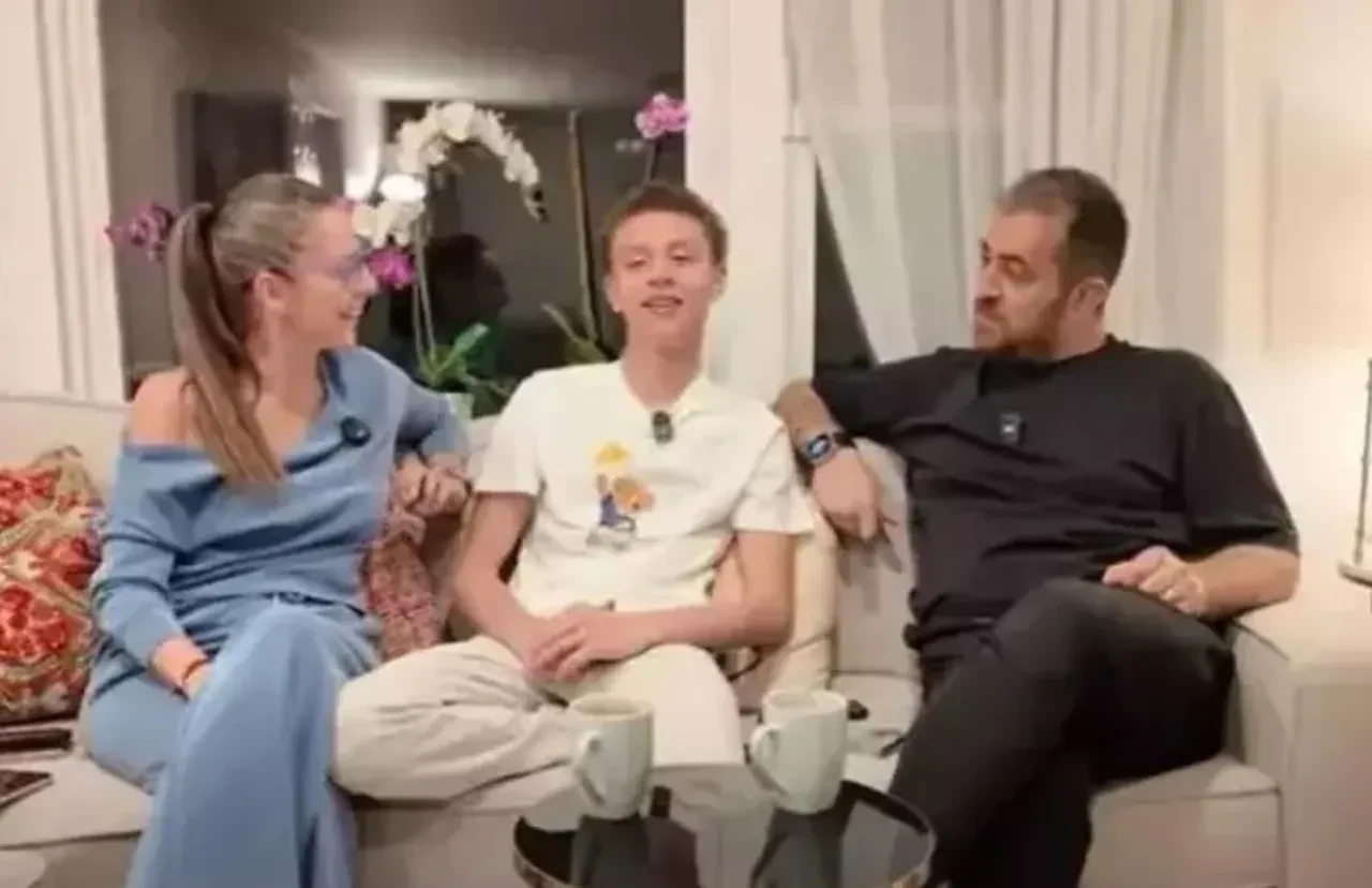 Defne Joy Foster’in oğlu Can babasının programına konuk oldu! Annesi hakkındaki soruları cevapladı