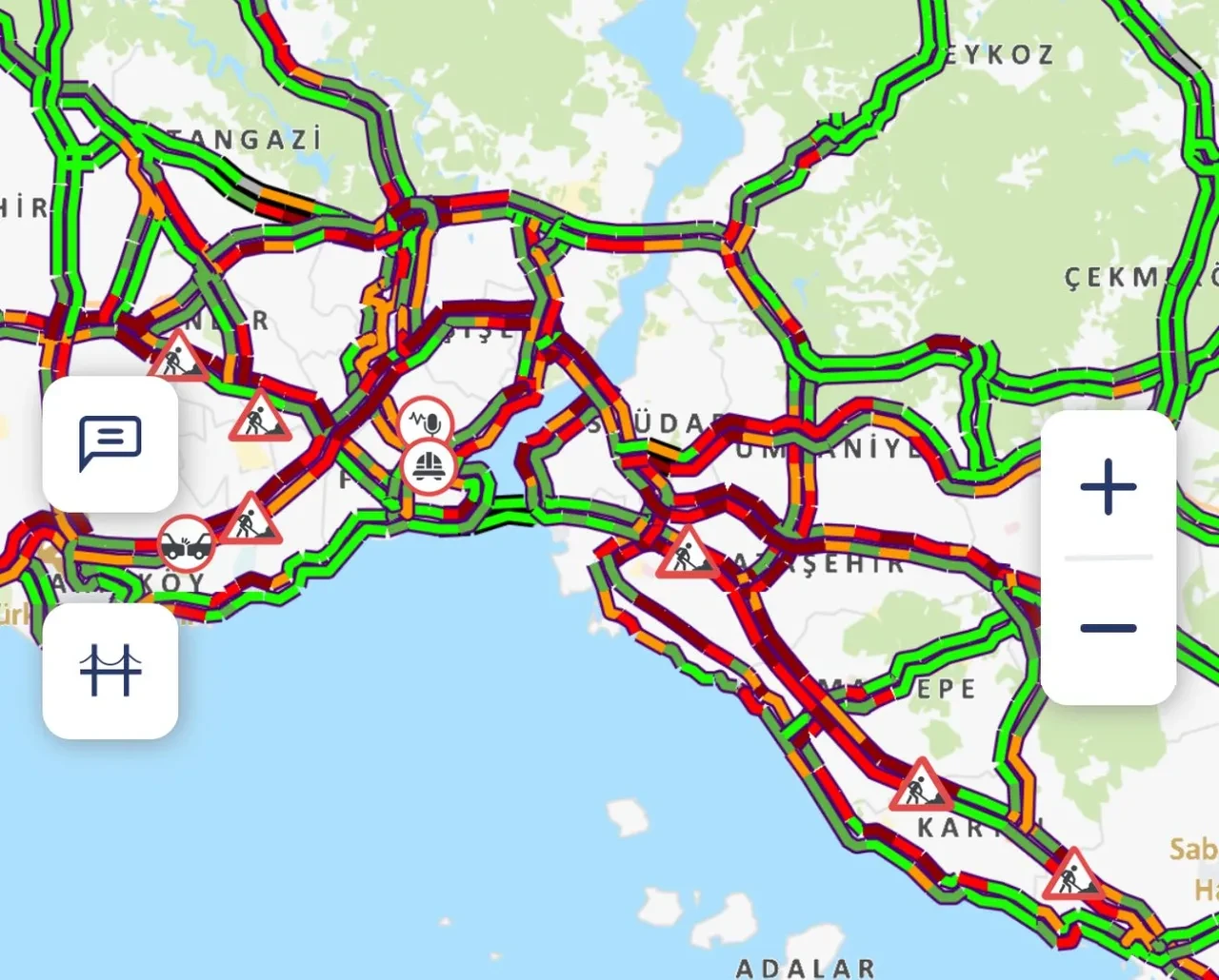 Deprem İstanbul trafiğini kilitledi! Benzin istasyonları tıkandı